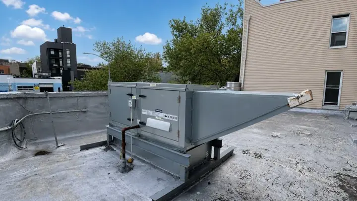 Rooftop commercial air handling unit and duct transition